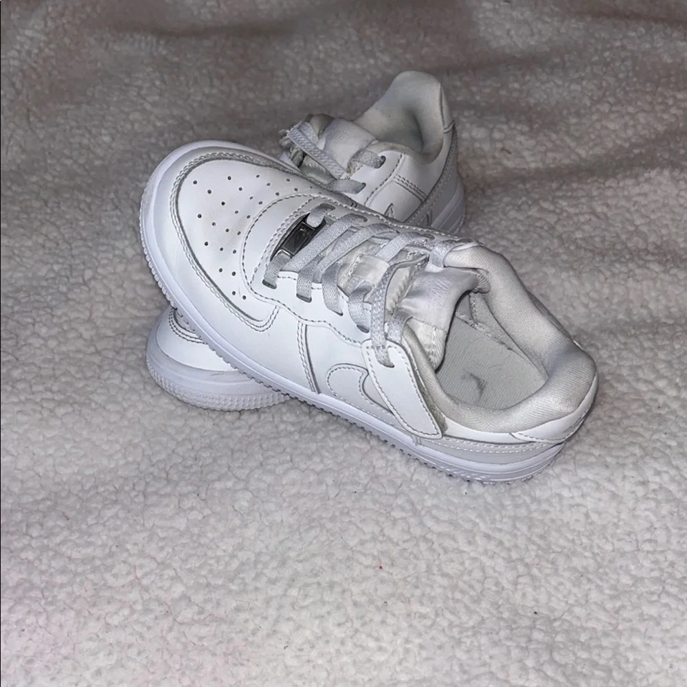 Nike White Sneakers Low-Top Leather Design